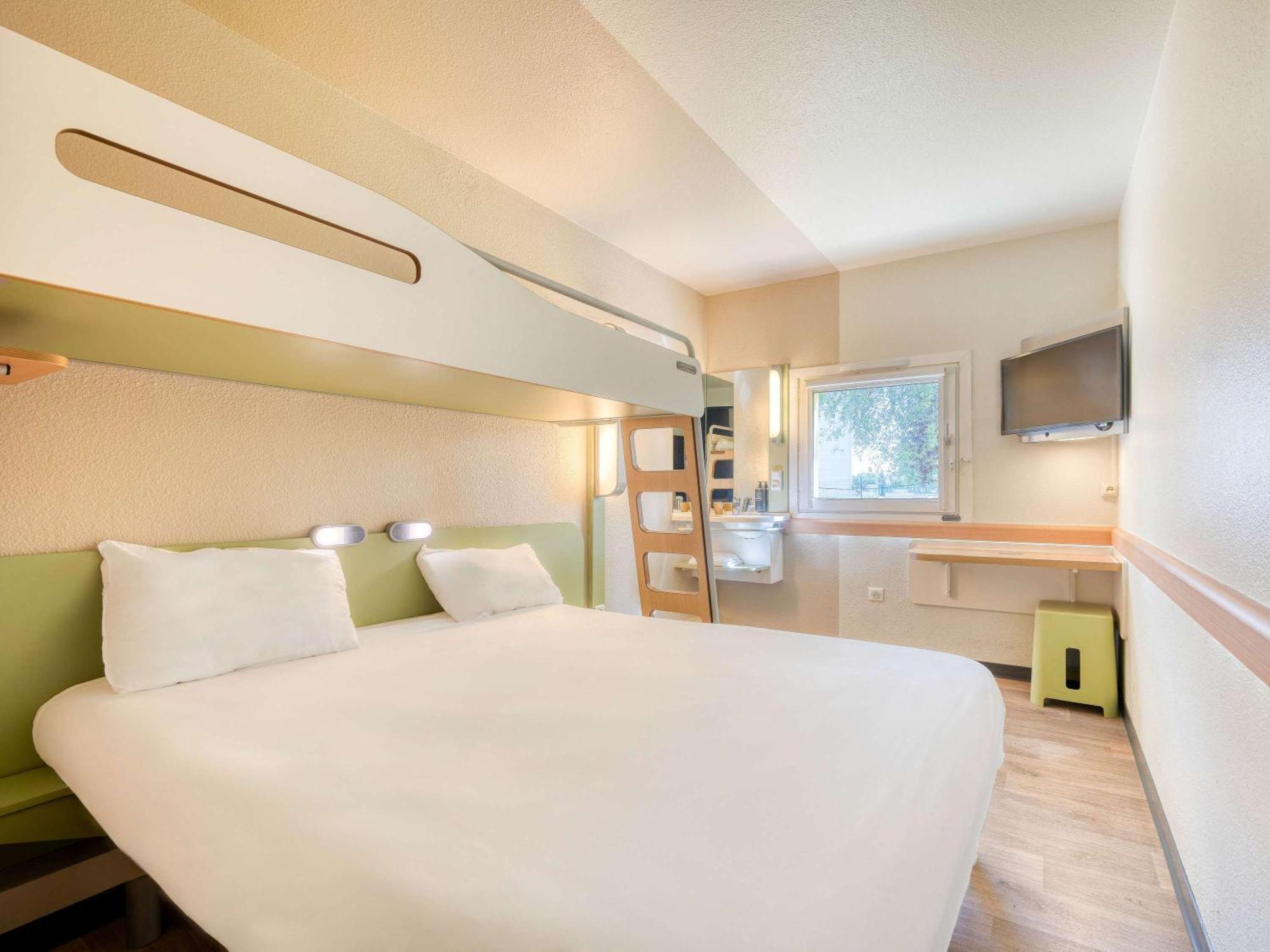 Ibis Budget Versailles - Trappes Exterior photo