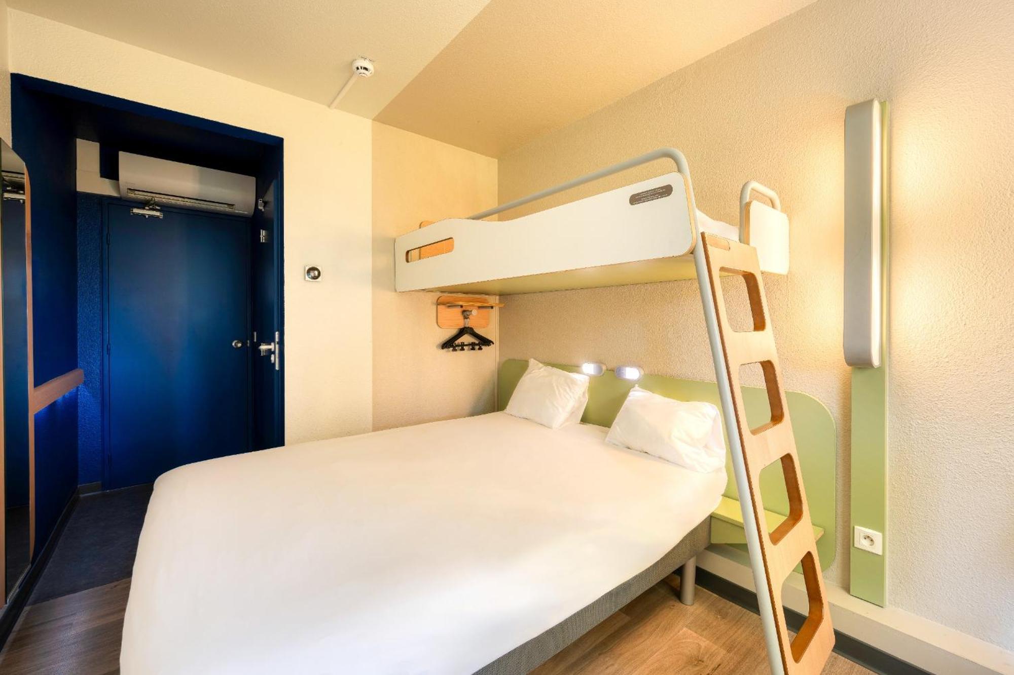Ibis Budget Versailles - Trappes Exterior photo