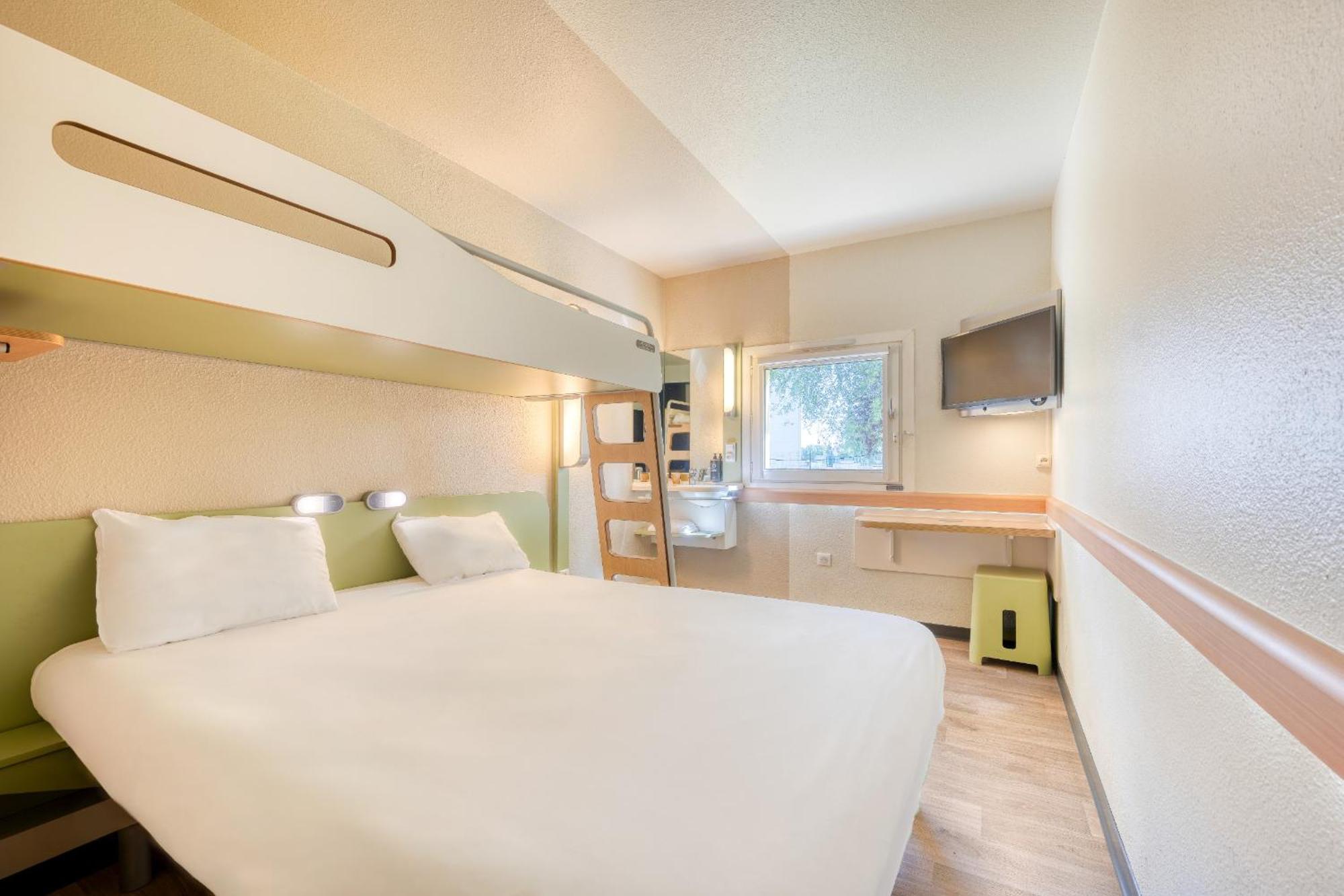 Ibis Budget Versailles - Trappes Exterior photo